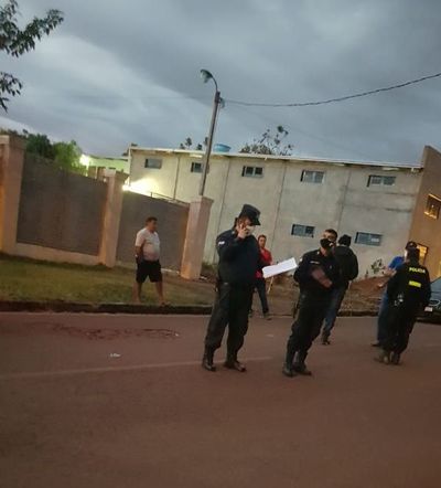 En Salto detienen a 3 policías por violar cuarentena - Nacionales - ABC Color