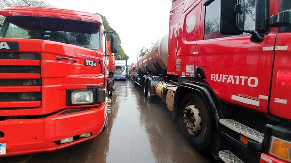 Inoperancia de la Caminera permite peligrosa doble fila de camiones - ABC en el Este - ABC Color