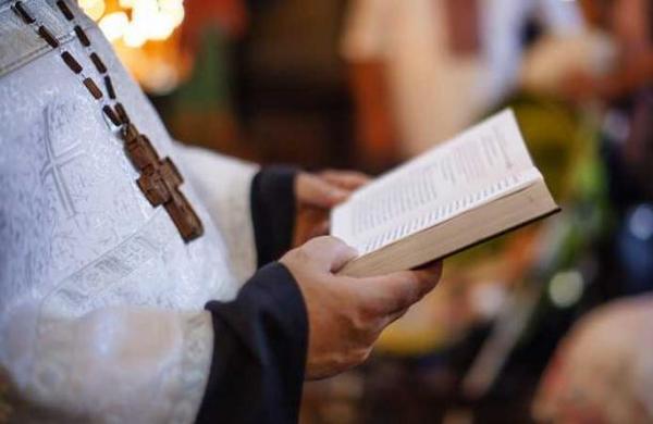 El curioso método de un sacerdote para bendecir en medio de la cuarentena - SNT