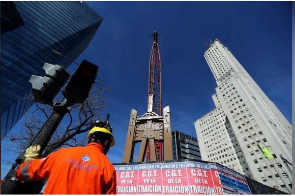 Crisis en Argentina desencadenaría al menos 40.000 despidos en sector de construcción - Campo 9 Noticias