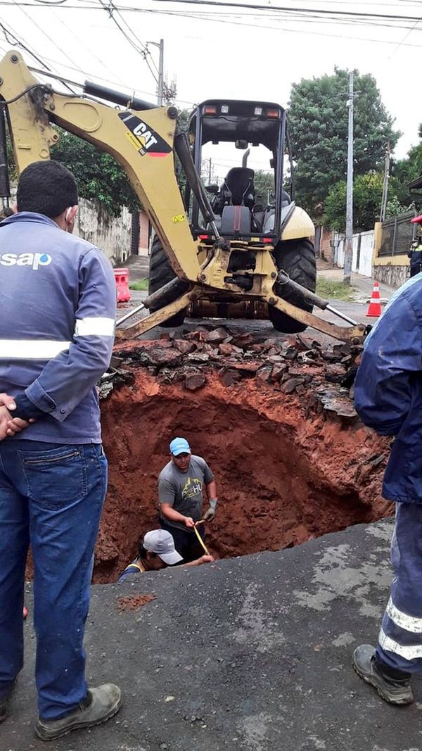 Reparan “mega bache” tras caída de taxi en B° San Vicente