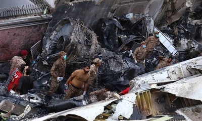 HOY / Mueren al menos 60 personas al estrellarse un avión en Pakistán