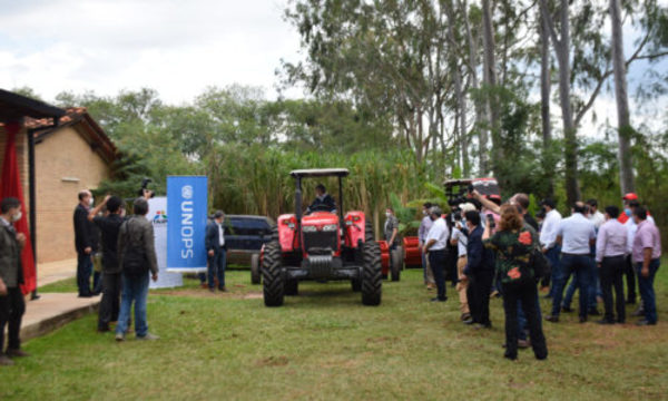 » Entregan tractores a comités de producción en Villarrica