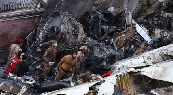 Mueren al menos 60 personas al estrellarse un avión en Pakistán