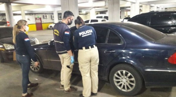 Estacionó su vehículo y bajó por unos minutos, pero al volver encontró a un hombre adentro