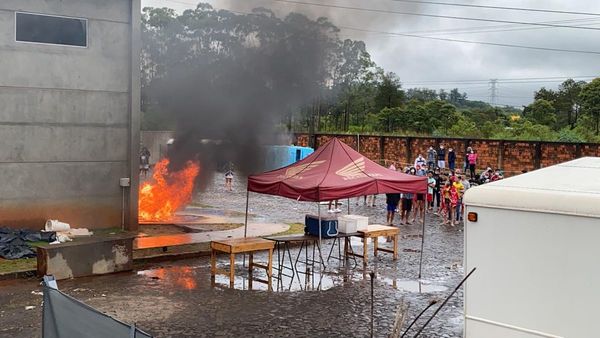 Queman colchones como protesta en albergue de CDE