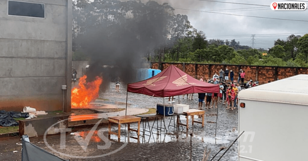 Queman colchones como protesta en albergue de CDE