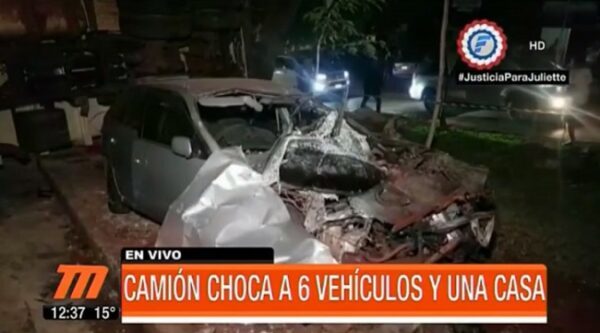 Camión choca contra seis vehículos, una casa y columnas de la ANDE