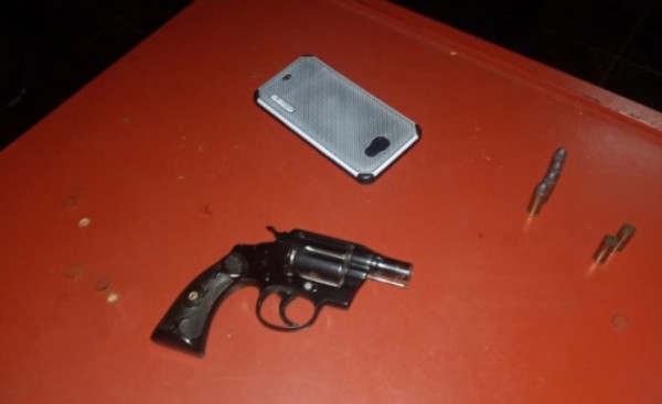 Tres asaltantes se llevan dinero, celular y una campera de frutería