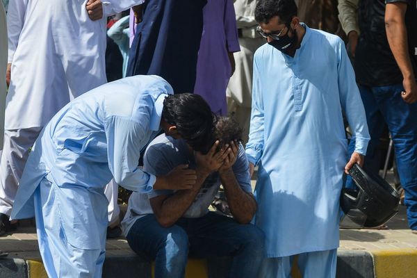 Más de 40 muertos en accidente de avión en Pakistán