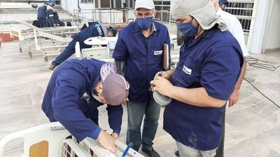 Metalúrgicos reparan mobiliarios del IPS - Nacionales - ABC Color