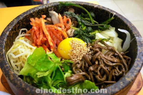 El arroz coreano es un plato completo y nutritivo que puedes preparar en poco tiempo con carne, huevo y verduras