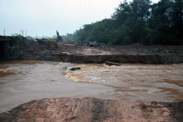 Caudal arrasó con precario desvío construido sobre el arroyo Capiibary en SJN - Nacionales - ABC Color