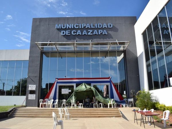 Fiscal ordenó despeje de encadenados en Municipalidad de Caazapá