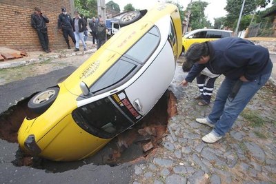 Chofer pasó un sustazo: “Casi me tragó la tierra” | Crónica