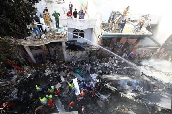 Más de 40 muertos en tragedia aérea