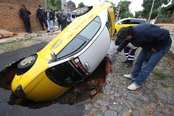 Taxi se hundió en “bache-pozo”