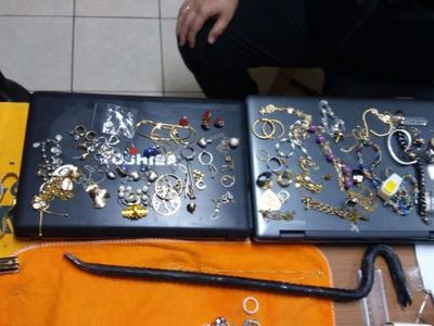 Capturan a delincuente queriendo alzarse con un gran botín de joyas y otros objetos de valor - Nacionales - ABC Color