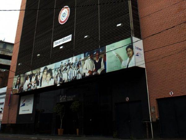 Crítican una millonaria adjudicación para limpieza de edificios del MEC