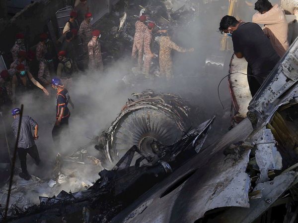 Accidente de avión de Pakistán deja 97 muertos y dos supervivientes