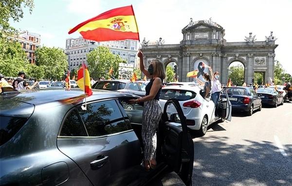 En auto y con mascarillas, españoles se manifiestan contra la gestión ante la pandemia » Ñanduti