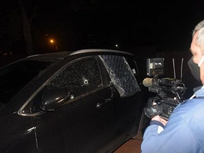 Delincuentes balean camioneta de una mujer en violento asalto