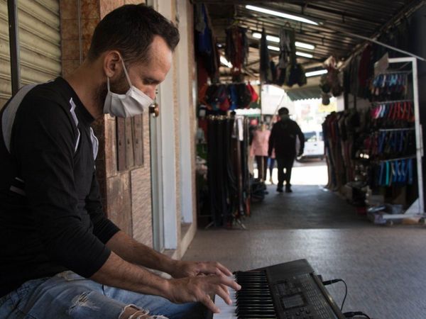 Le pone música al mercado y a las calles