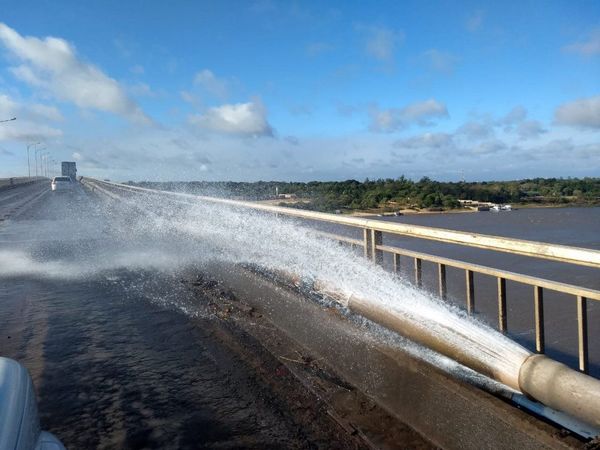 Cañería de la Essap sufre daños e inunda el Puente Remanso