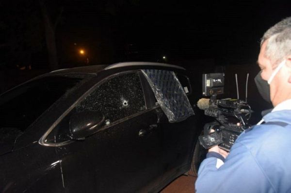 Delincuentes disparan contra camioneta de una mujer en violento asalto en Luque