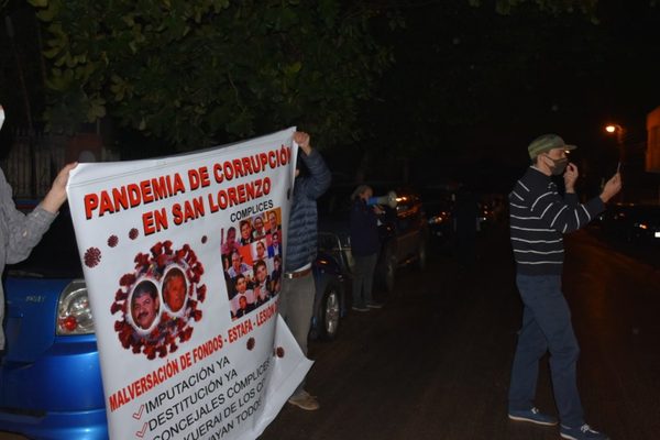 Al grito de “Quiñones el mejor en sobrefacturación” fueron a escrachar al intendente » San Lorenzo PY