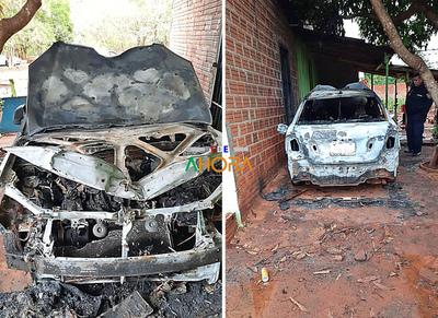 Auto ardió en llamas por problemas eléctricos
