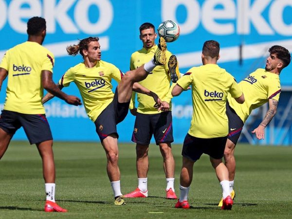 Bartomeu visita el entrenamiento del Barcelona