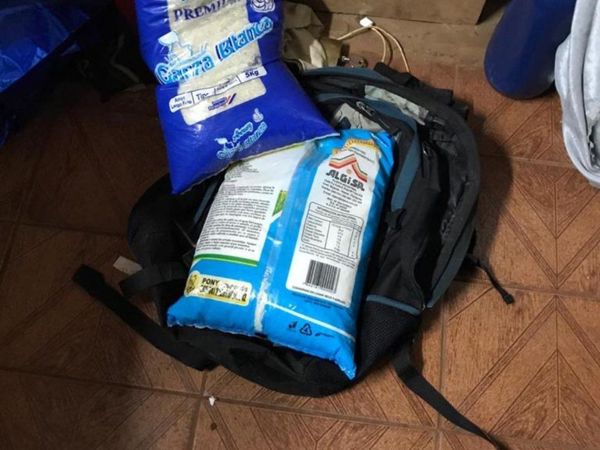 Detienen a un joven al recibir un paquete de arroz a cambio de drogas