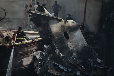 Al menos 97 muertos en un accidente de avión en Pakistán - Mundo - ABC Color