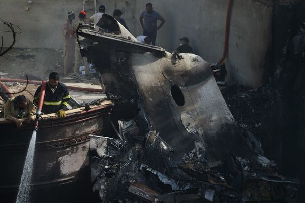 Al menos 97 muertos en un accidente de avión en Pakistán - Mundo - ABC Color