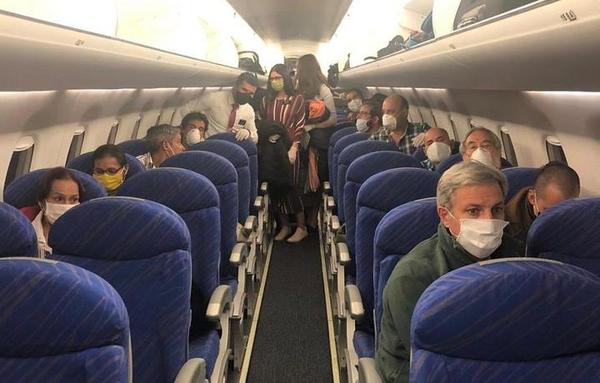 41 compatriotas llegaron desde Bolivia en vuelo solidario