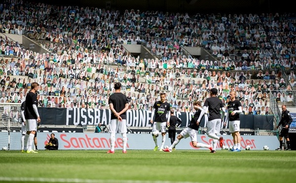 Juegan en un estadio repleto de madera en Alemania