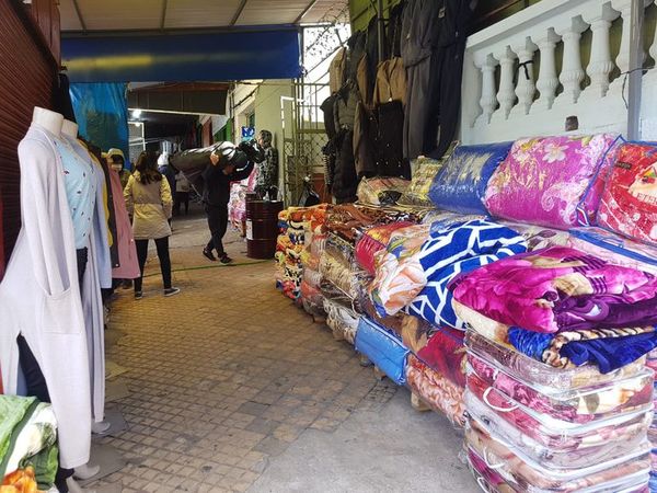 Bajas temperaturas hacen repuntar venta de abrigos en el Mercado 4 - Nacionales - ABC Color