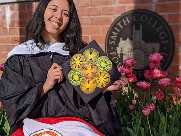 Destacada joven paraguaya recibe título universitario en EEUU