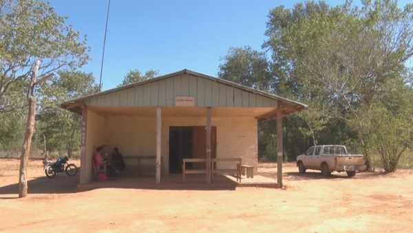 En antiguo y pequeño edificio promotora indígena brinda atención a la salud de su comunidad