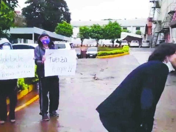 El emocionante apoyo que llevaron dos abuelitos a Roque