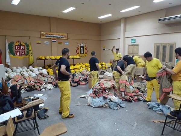 Donan equipos de protección a bomberos paraguayos