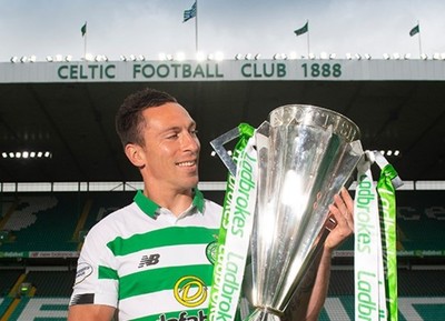 Capitán del Celtic levanta el trofeo, a solas