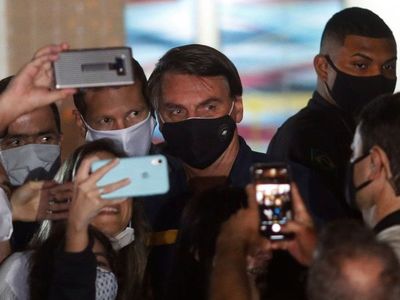 Bolsonaro gana terreno entre los pobres con la ayuda de 110 dólares