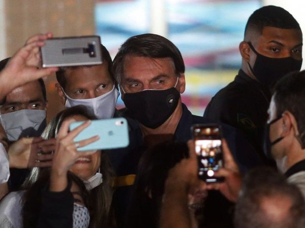 Bolsonaro gana terreno entre los pobres con la ayuda de 110 dólares
