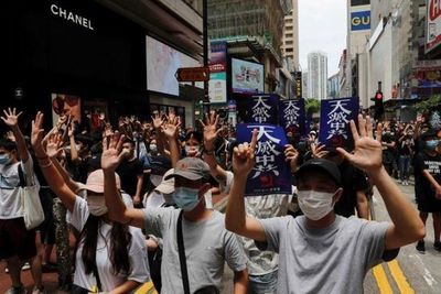 La policía de Hong Kong dispara gas lacrimógeno en la mayor protesta desde el inicio del confinamiento