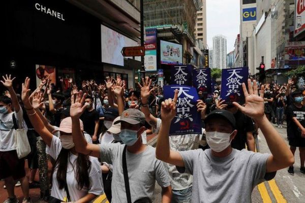 La policía de Hong Kong dispara gas lacrimógeno en la mayor protesta desde el inicio del confinamiento