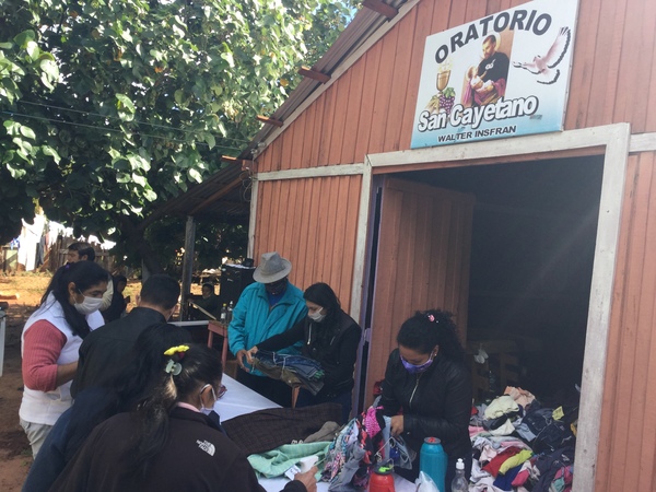 Jóvenes entregan abrigos y ropas a familias carenciadas en Asentamiento San Cayetano y San Ramón en Caaguazú