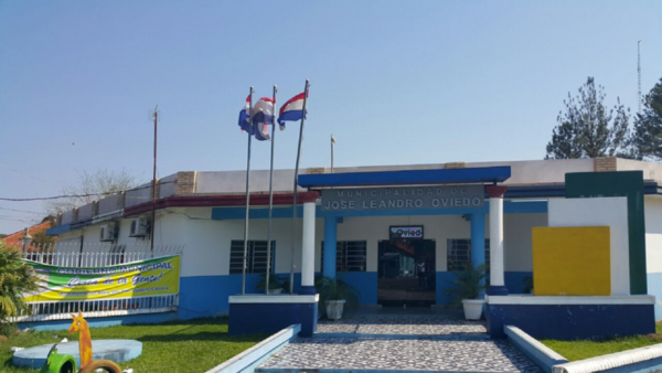 Municipalidad compra sillas comunes por G. 200 mil