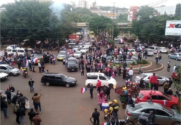 HOY / Pese a cuarentena sanitaria, esteños salen a manifestarse a favor de Prieto